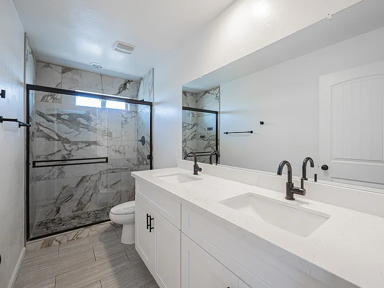 2547 E Illini St — Photo 14