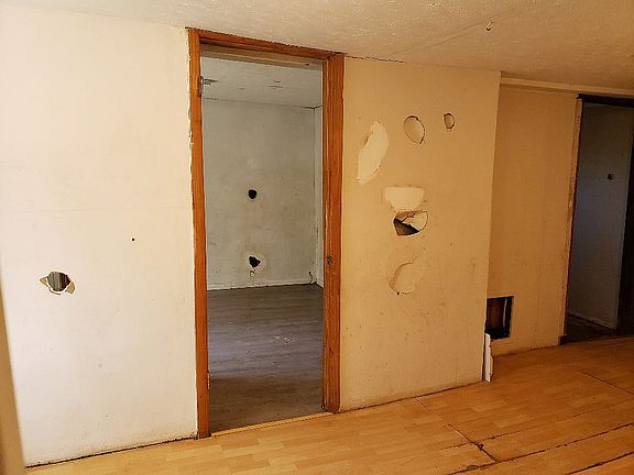 3rd image of 102 Cross Lanes Dr