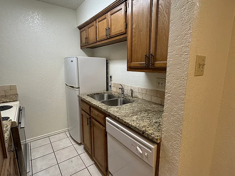 924 W Chestnut St #3 — Photo 4