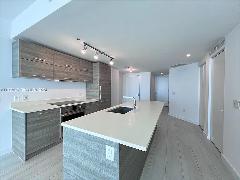 650 NE 32nd St #3305 — Photo 13