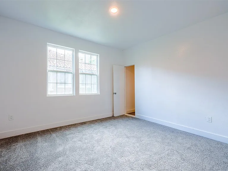 335 N Marsalis Ave — Photo 9