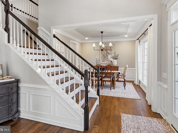 3rd image of 325 Sleepy Hollow Ct