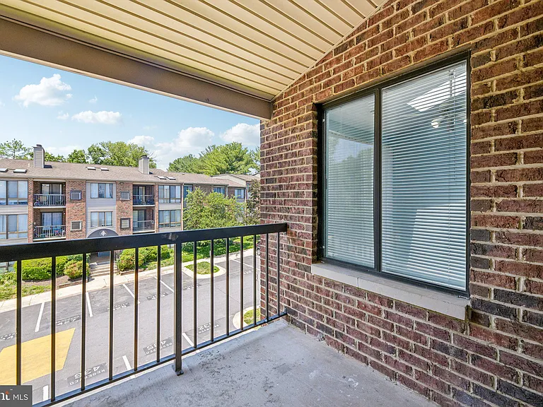 18131 Chalet Dr #301 — Photo 42