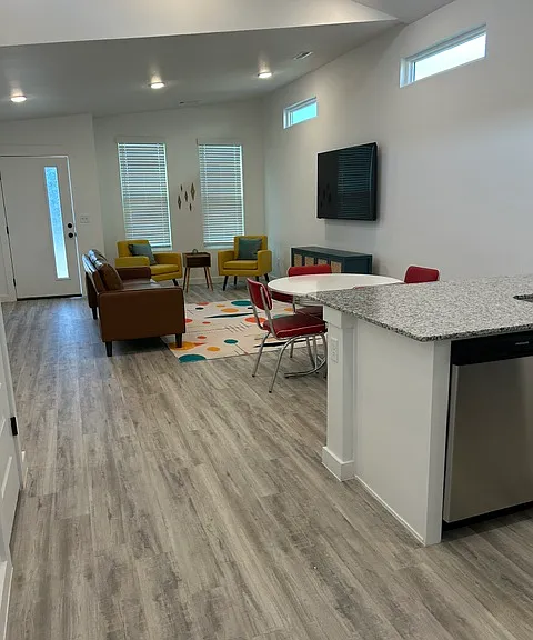 1061 States Ave — Photo 16