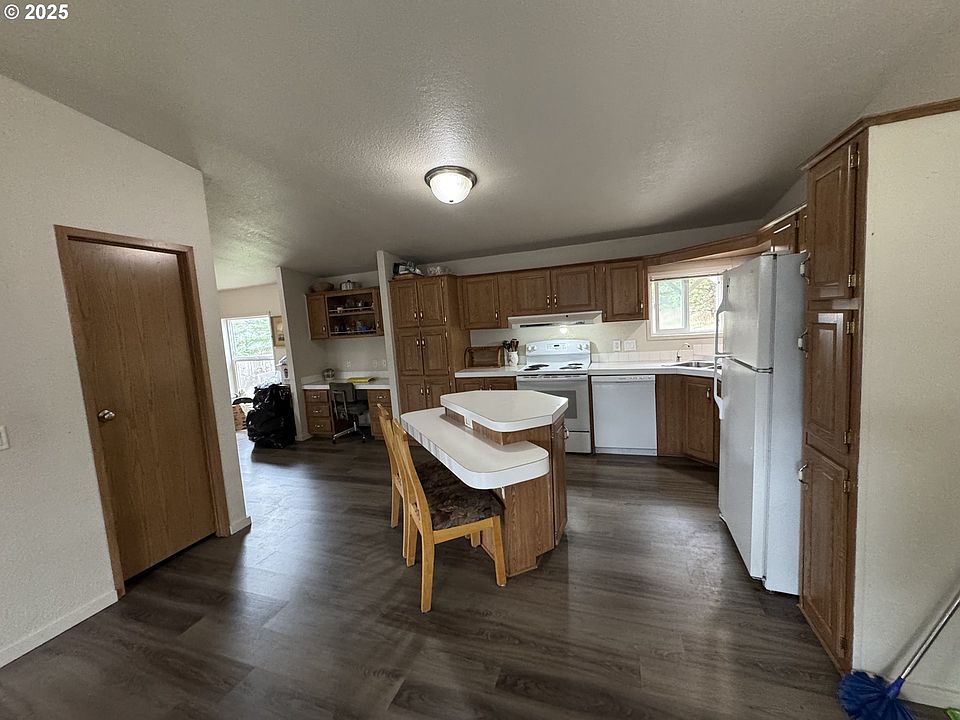 2nd image of 553 Carol St