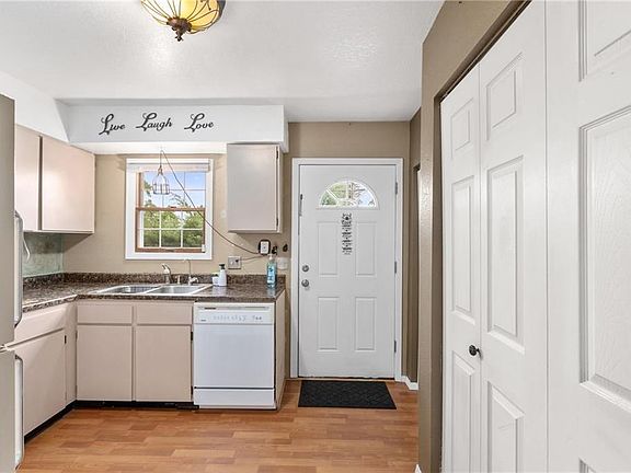 2nd image of 3967 Cambridge Dr
