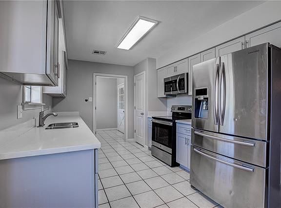 4th image of 404 River Oaks Dr