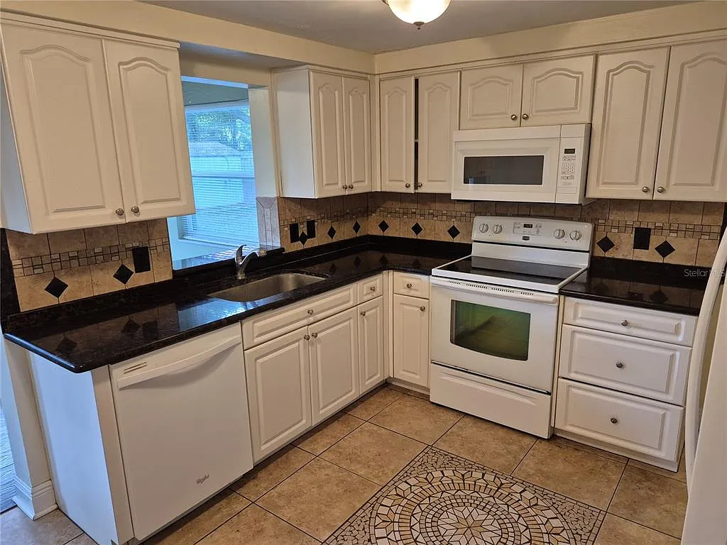 2 bed, 1.0 bath, 956 sqft, $1,595 — Photo 2