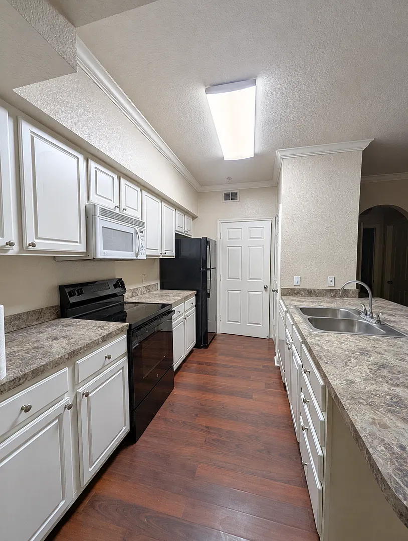 2x2 1042 square feet with balcony — Photo 4