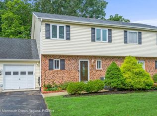 15 Tracey Ct, Howell, NJ 07731