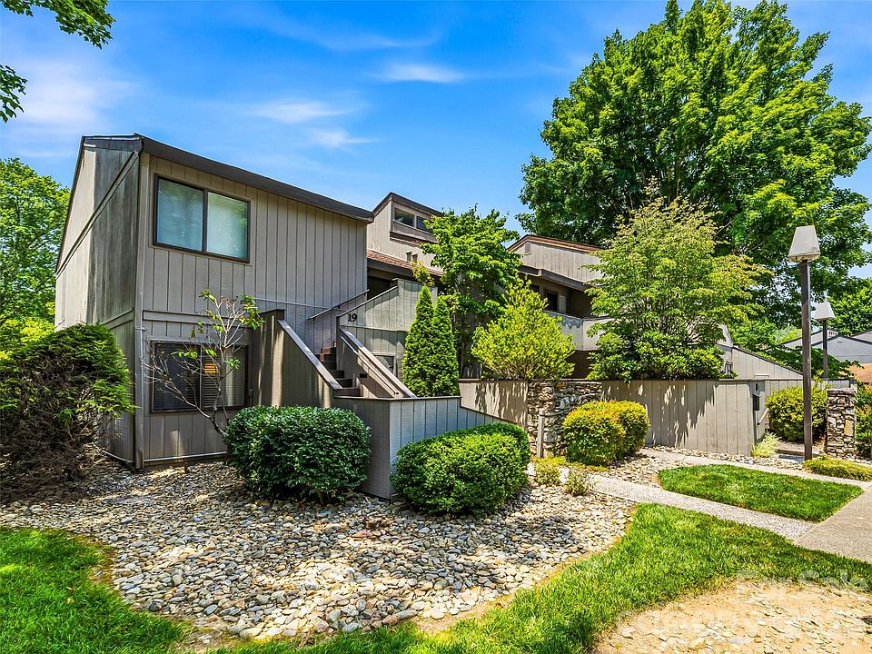 1st image of 17 Lakemoor Ln