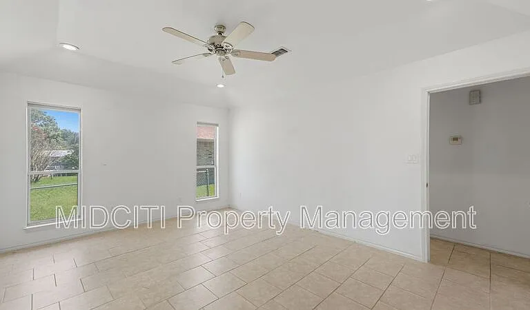 1233 Hollyhock Ln — Photo 21