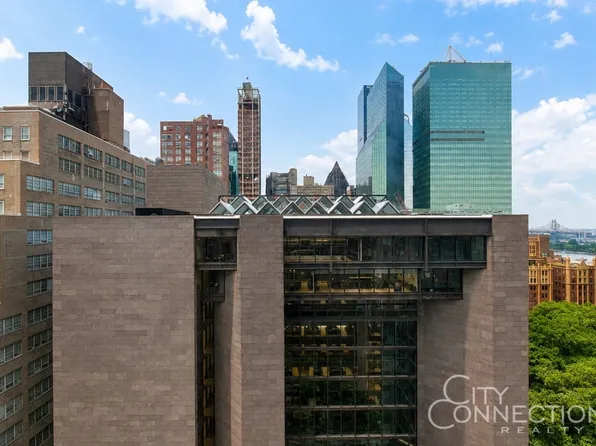 320 East 42nd Street image 1 of 7