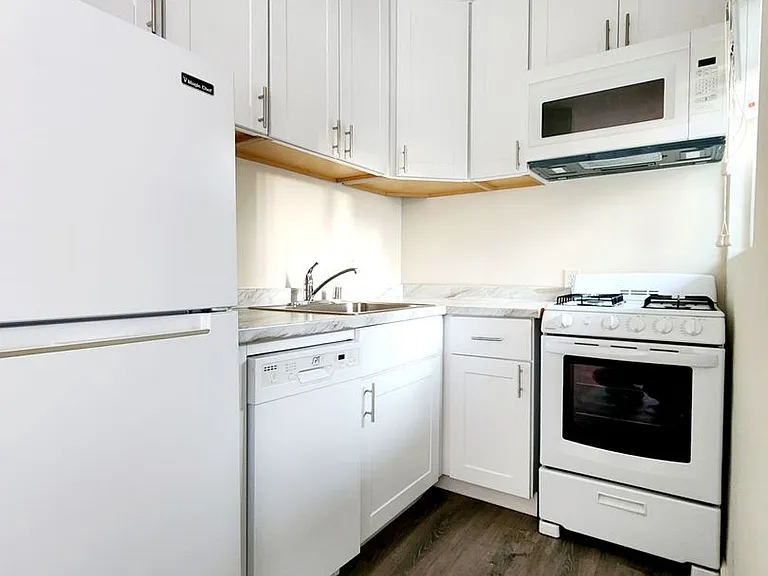 542 Glenrock Ave — Photo 3