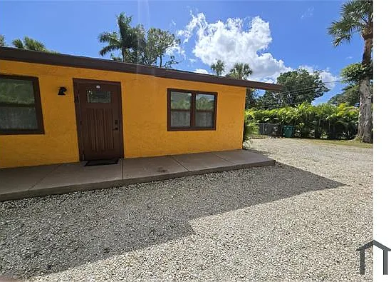 520 Drury Ln — Photo 2