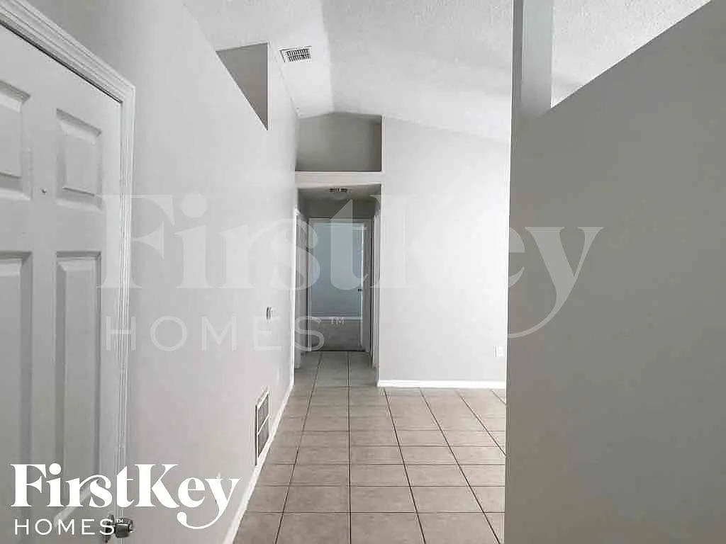 3 bed, 2.0 bath, 1300 sqft, $1,750 — Photo 2