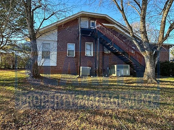 2nd image of 225 1/4 20th St NE