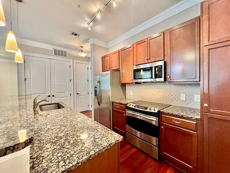 2810 Selwyn Ave #111 — Photo 14