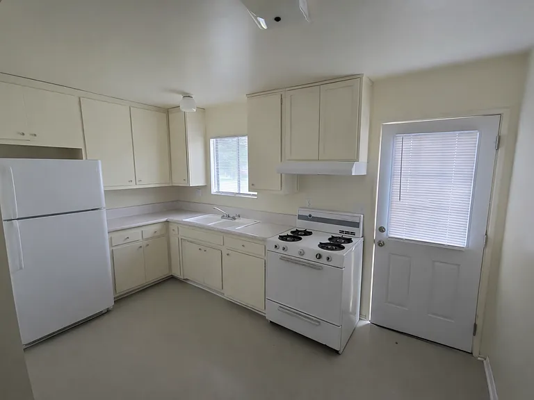 955 W C St #C — Photo 2