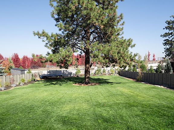 3rd image of 20652 SE Cougar Peak Dr