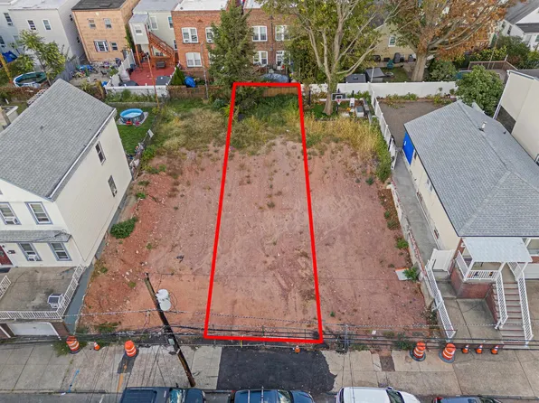 31 W 11th St, Bayonne, NJ 07002