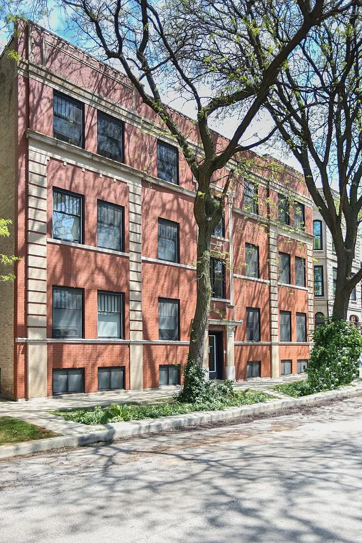 Great Wicker Park Large 1 Bedroom. Exposed Brick. Laundry. Porch. Free Internet. Amazing Street. ... — Photo 2