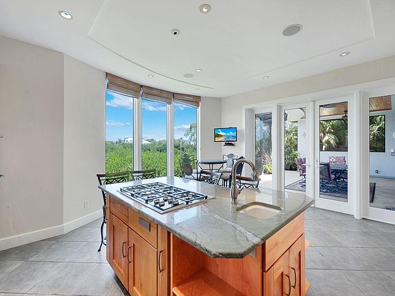 5th image of 834 Hideaway Cir W