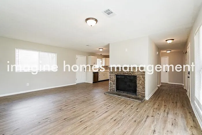 3 bed, 1.5 bath, 1176 sqft, $1,795 — Photo 2