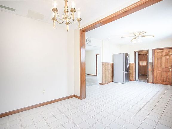 4th image of 13 1/2 Weston St Unit 1