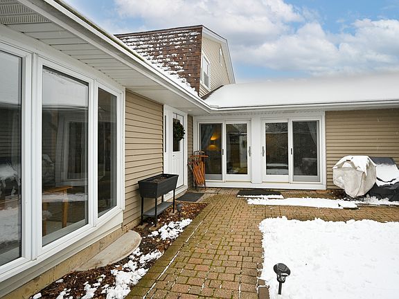 2nd image of 992 Dartmouth Dr