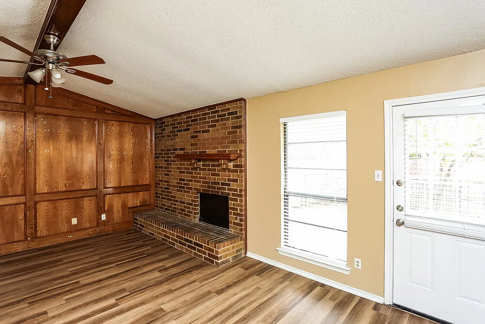 3 bed, 2.0 bath, 1576 sqft, $2,015 — Photo 2