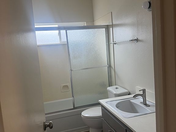 5th image of 940-942 J St