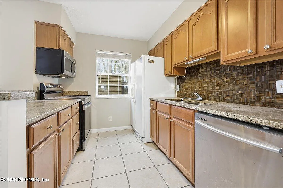3 bed, 2.5 bath, 1550 sqft, $1,600 — Photo 3