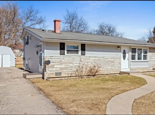 1446 Kings Rd, Carpentersville, IL 60110