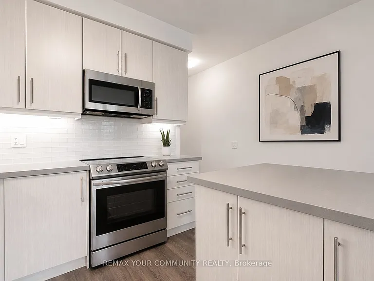 75 Oneida Cres #203 — Photo 3