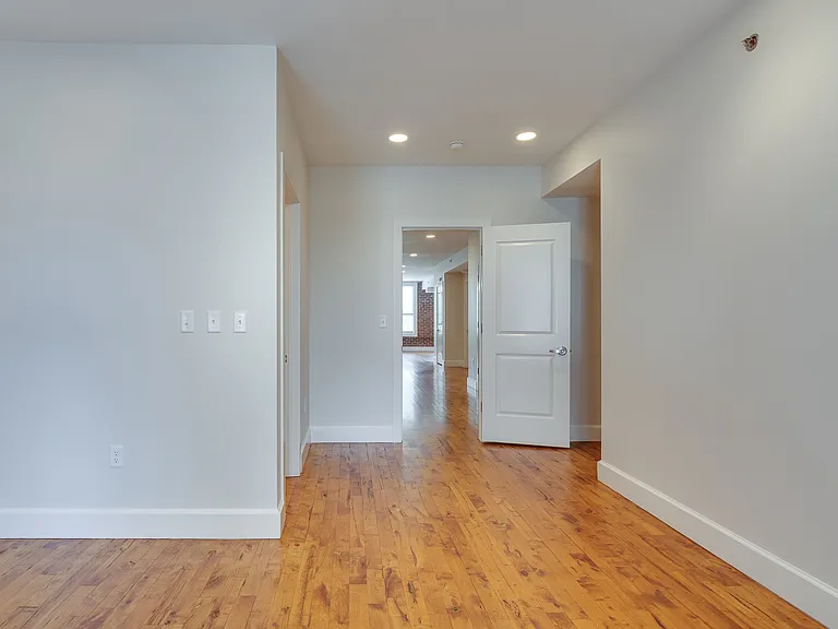 123 S Court Ave — Photo 12