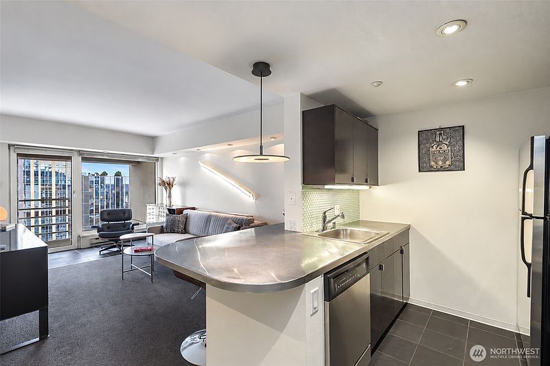 5th image of 1415 2nd Avenue #2108