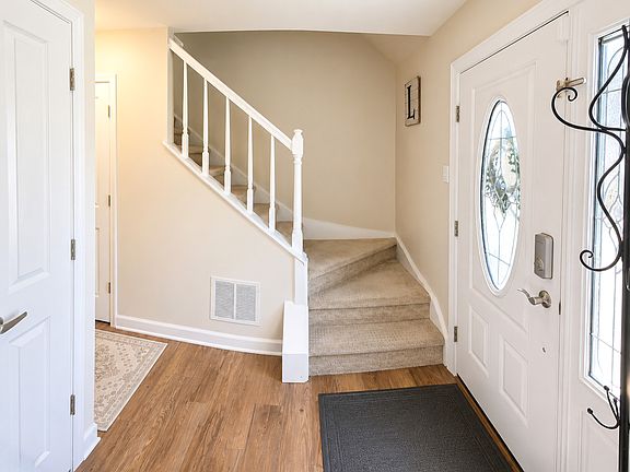 3rd image of 25W142 Windham Hill Ct