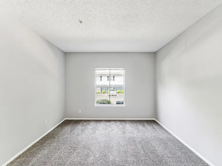 Waterford Creek Apartments — Photo 13