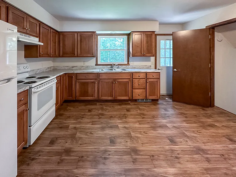 1714 Viking Ave — Photo 3