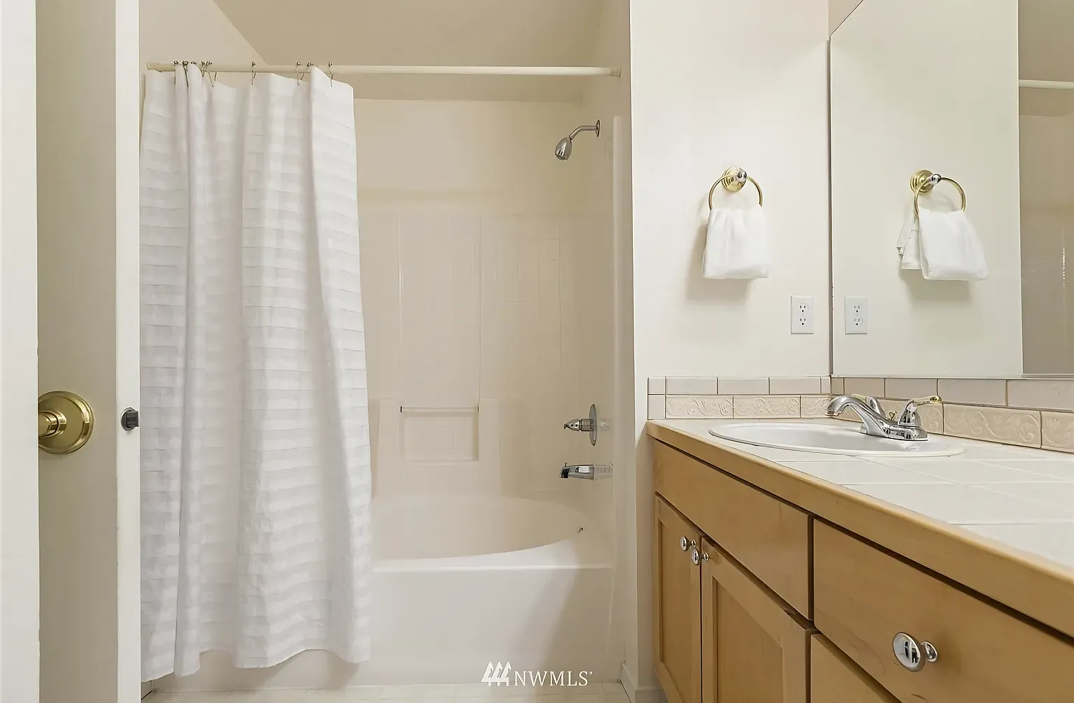 3-Bed/2.5 Bath Townhome - Rent includes water/sewer/trash utilities! — Photo 4