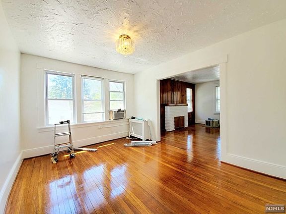 3rd image of 557 Grand Ave Unit 2