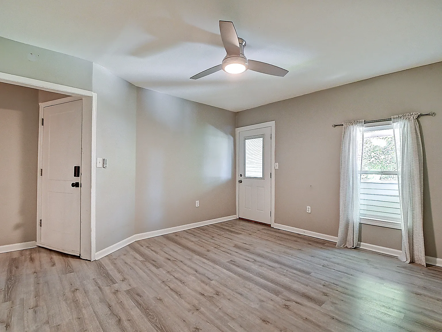 2 bed, 944 sqft, $1,249 — Photo 2