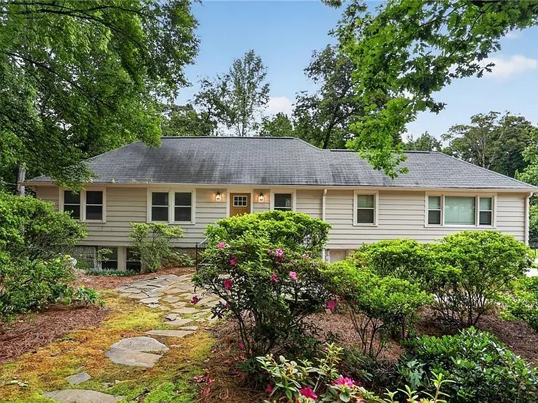 1220 Roxboro Dr NE — Photo 1