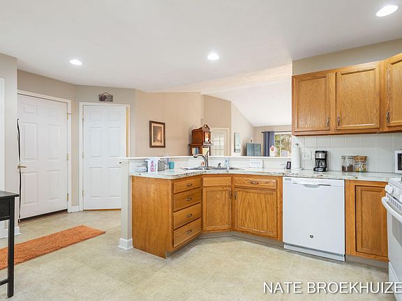 5th image of 1112 Fountain View Cir Unit 2