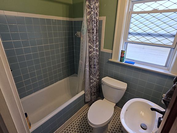 5th image of 776 Carlton St