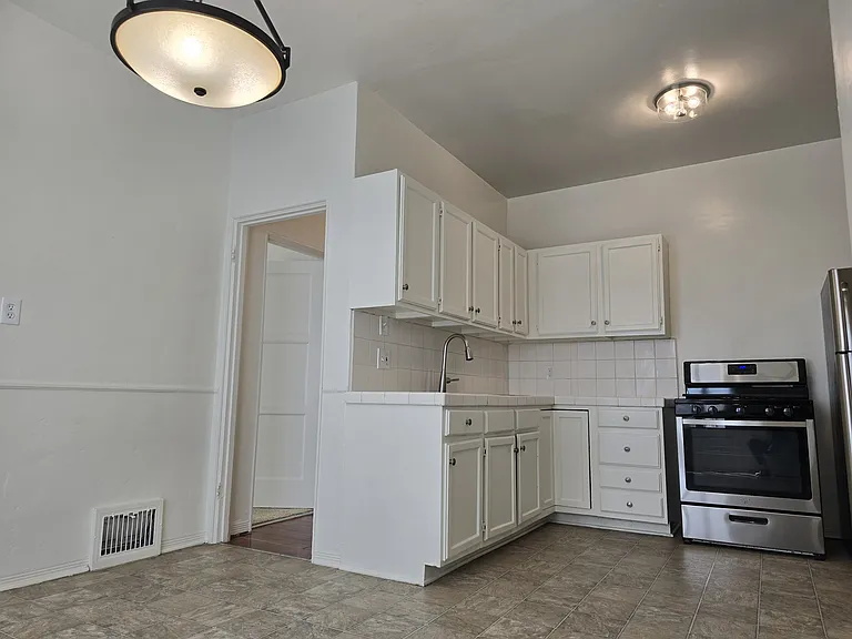 650 S Cloverdale Ave #4 — Photo 5