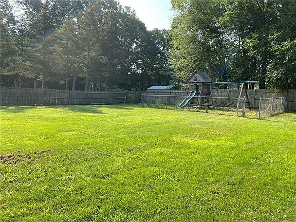 5th image of 10 Limerock Dr