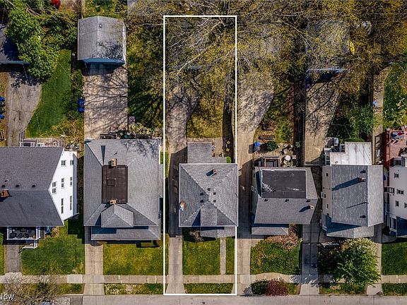 4th image of 17445 Woodford Ave