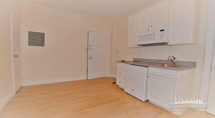 Rented by Manhattan Realty Group | media 14